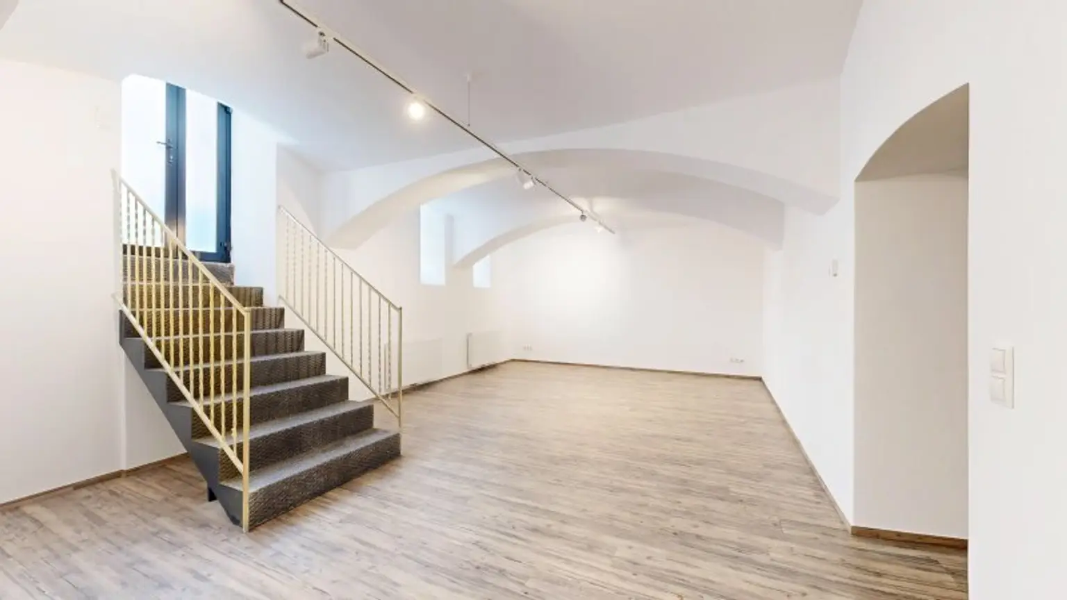 Renovierte, attraktive Werkstatt | 2 Zimmer - 80 m² | Küche & Badezimmer | Nähe Aumannplatz
