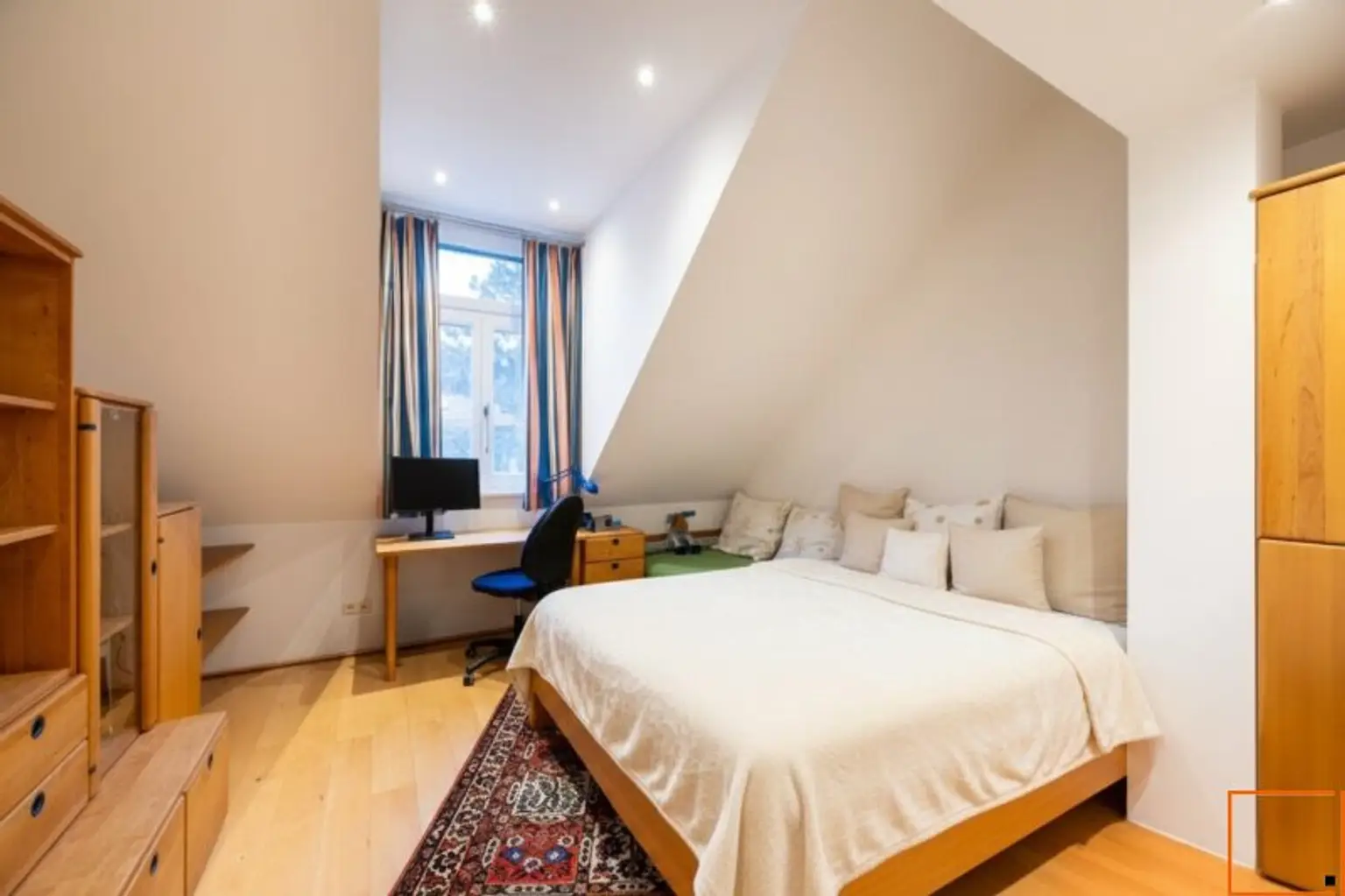 Familiendomizil: Penthouse mit Ateliercharakter, großen Terrassen und Grünblick