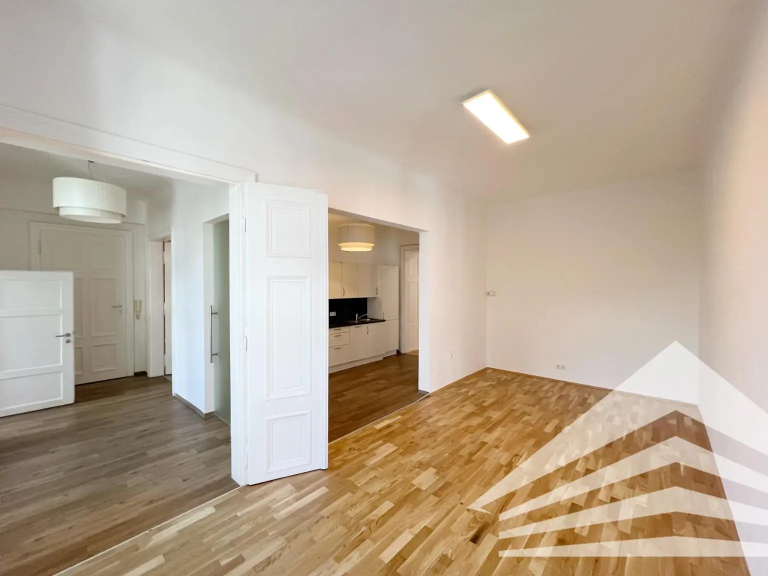 Neu saniertes Altbaubüro in der Marienstrasse!
