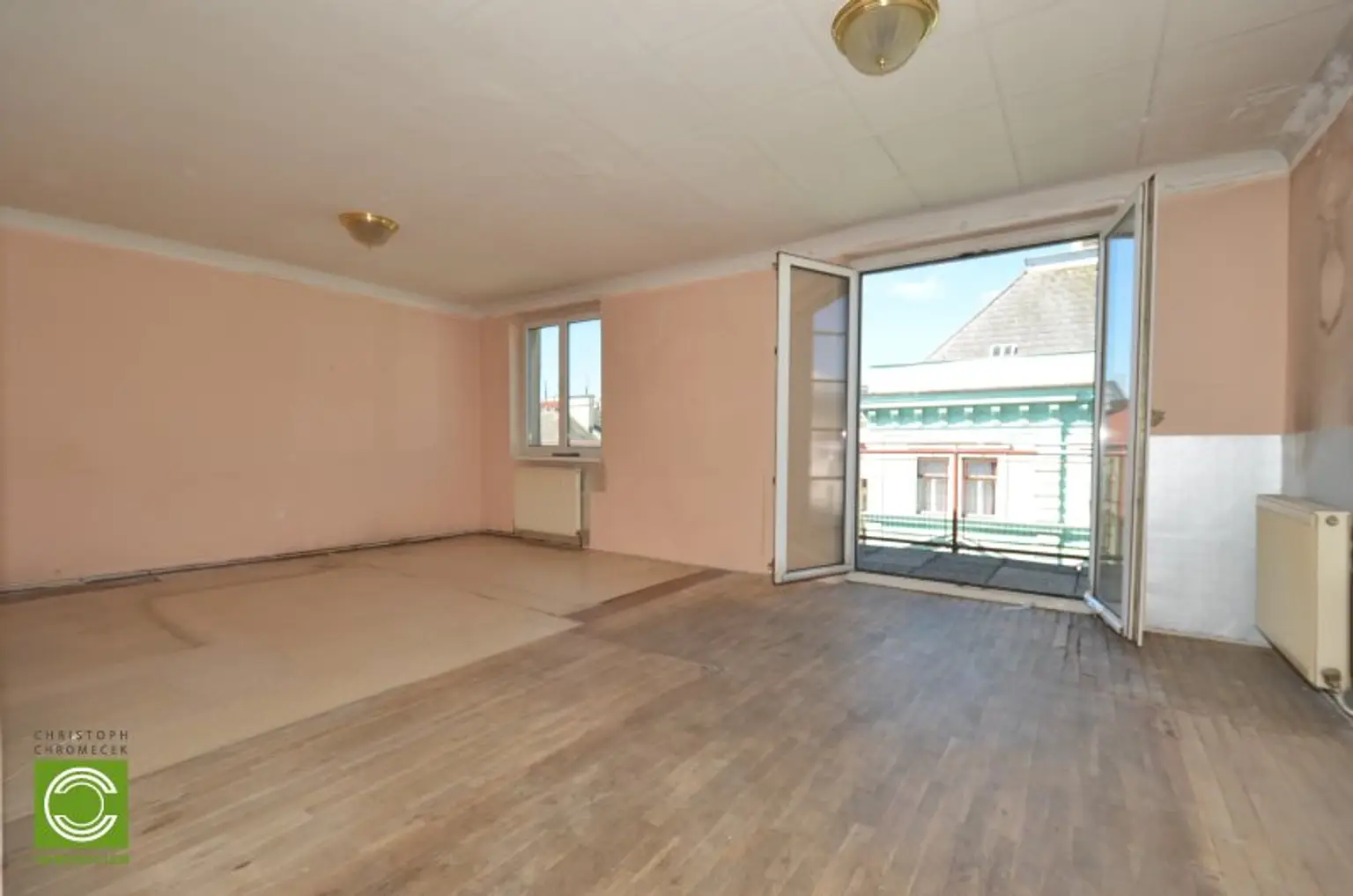 CHRISTOPH CHROMECEK IMMOBILIEN - 1090 WIEN - Renovierungsbedürftige Dachgeschoßwohnung mit Terrasse!