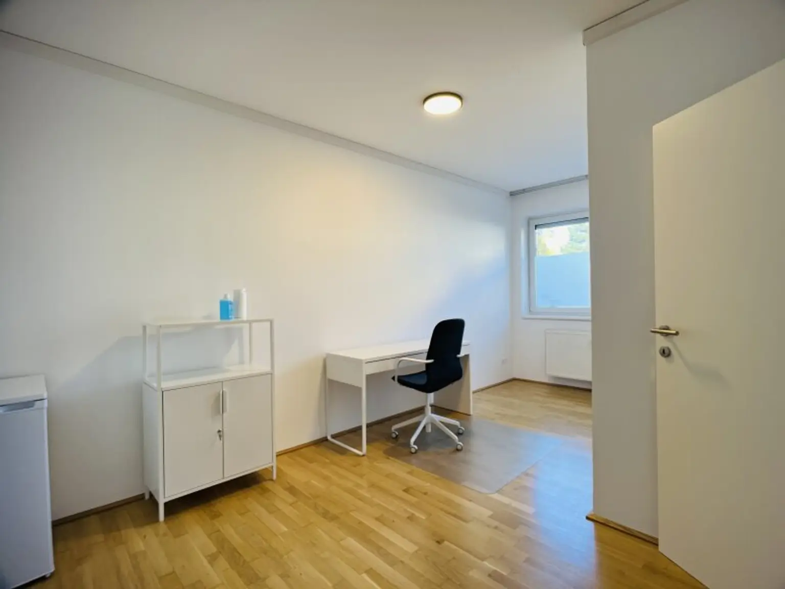 Vielseitig nutzbare, sanierte Praxis / Wohnung in zentraler Bahnhofsnähe in Brunn am Gebirge – Kauf oder Miete möglich!