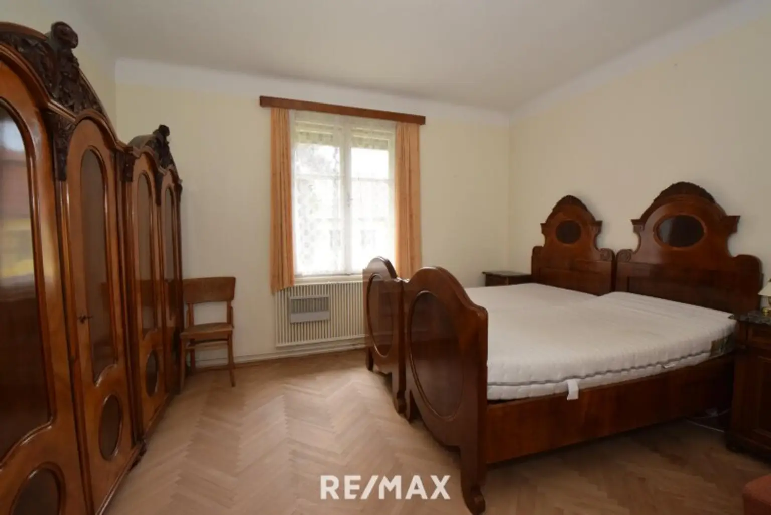 großes Zimmer im Obergeschoß