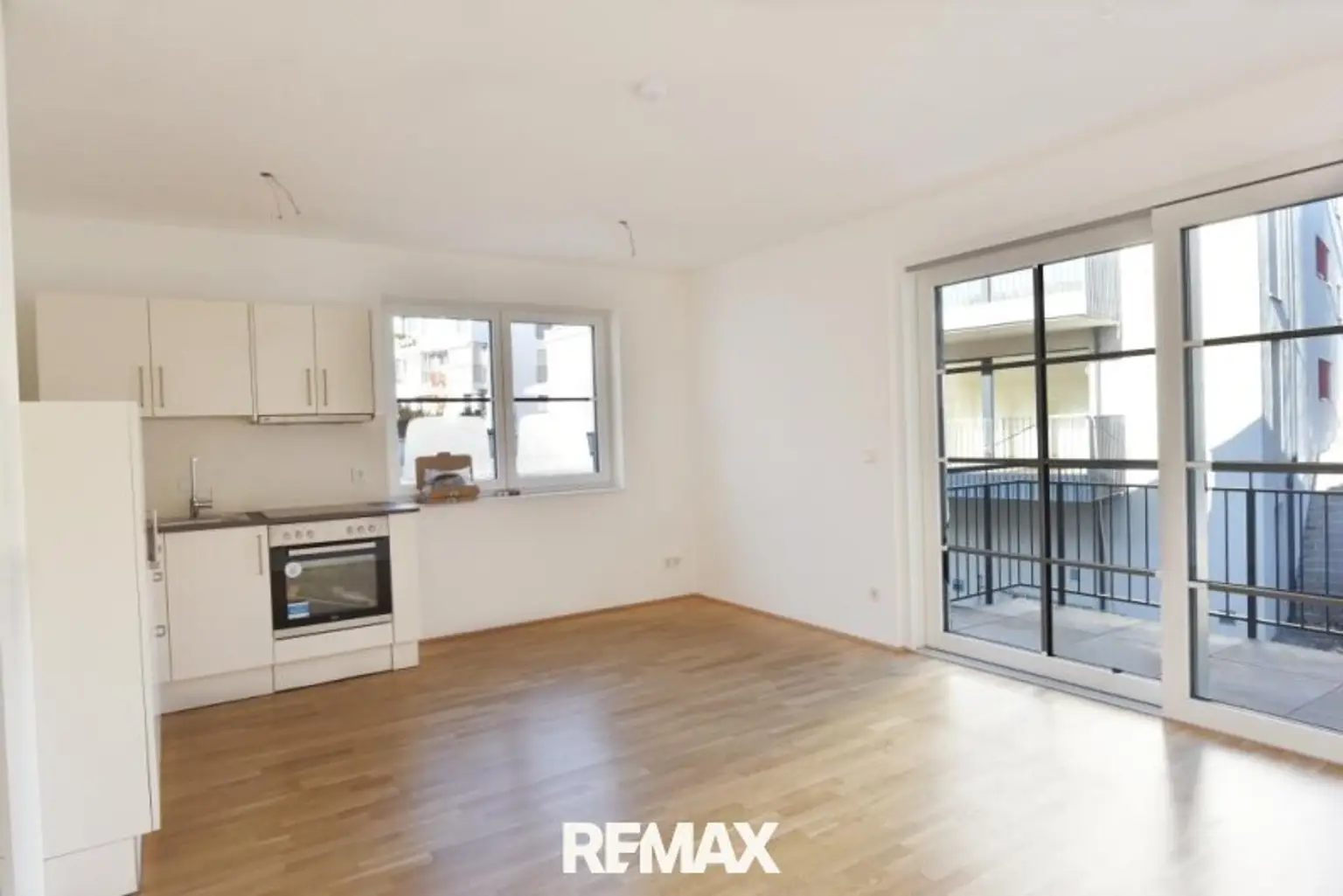 Wohnzimmer mit offener Küche