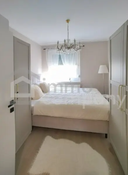 Familienwohnung mit 4 Zimmern im Zentrum mit großer Terrasse / eigene Garage - generalsaniert!