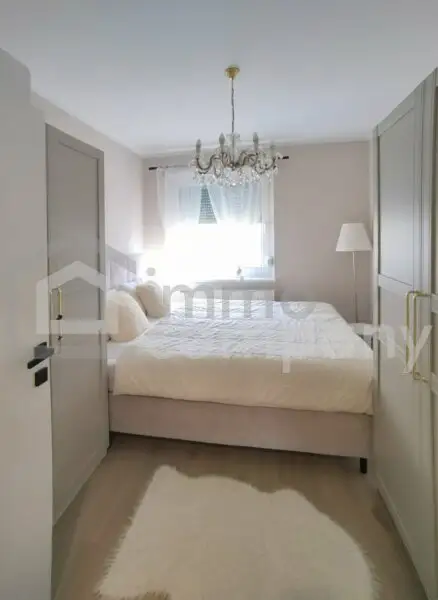 Familienwohnung mit 4 Zimmern im Zentrum mit großer Terrasse / eigene Garage - generalsaniert!