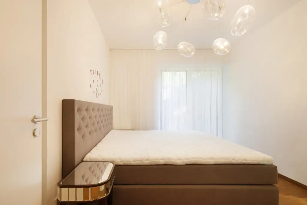 WOHNUNG mit 300 m² Privatgarten im 1190 Wien + Pool und Gym Nähe American Int. School