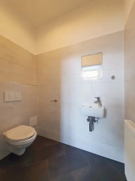 getrenntes WC mit Handwaschbecken