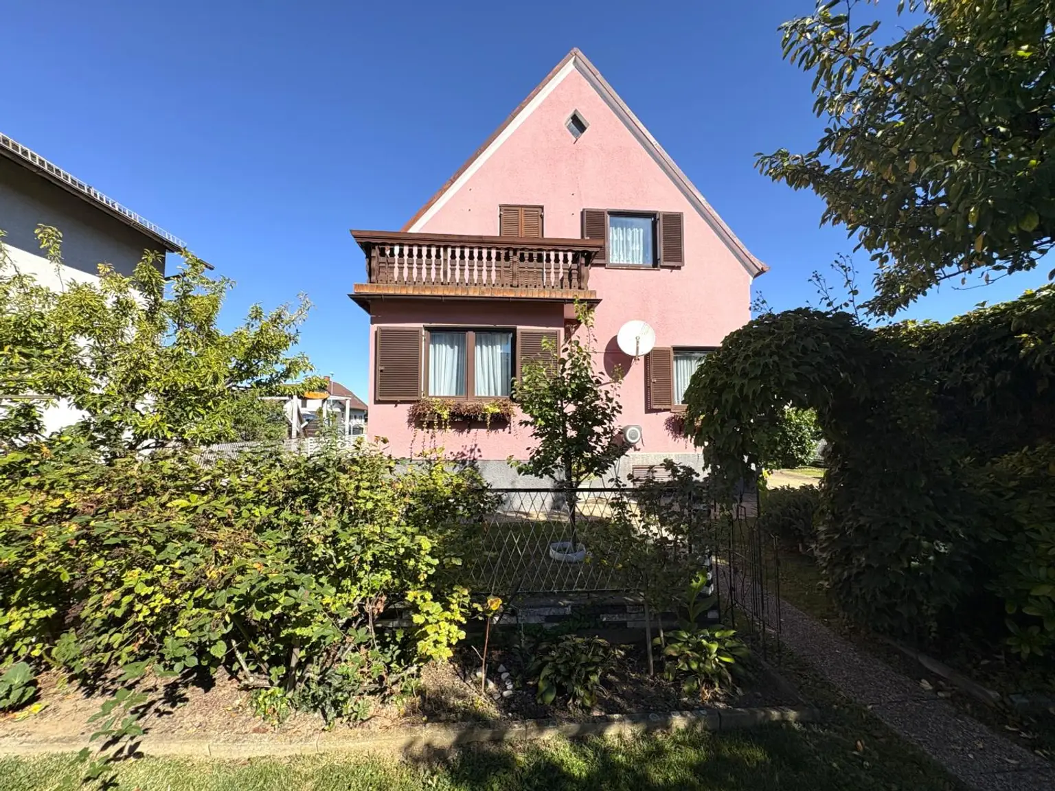 Charmantes Einfamilienhaus mit großem Grundstück und Gartenparadies