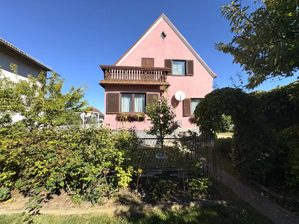 Charmantes Einfamilienhaus mit großem Grundstück und Gartenparadies