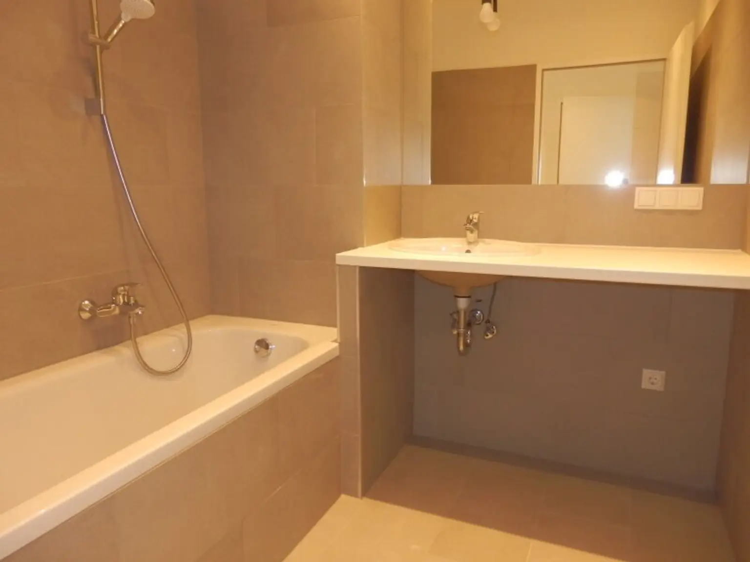 ZWEITBEZUG 3 Zimmer-TERRASSEN-Neubauwohnung - HOFSEITIG