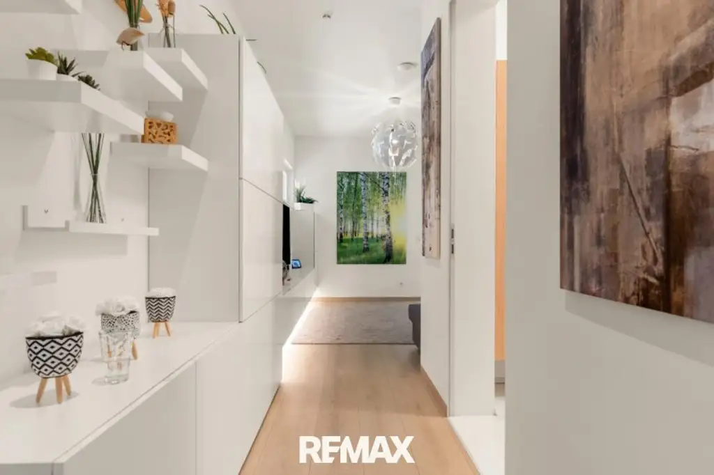 Beeindruckende Designer-Villa mit Pool und Poolhaus zum Soforteinzug!