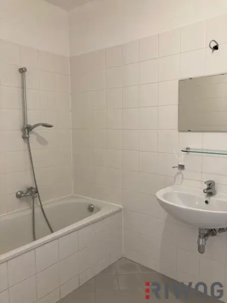 3 Zimmer-Penthouse-Wohnung mit Balkon in den grünen Innenhof gerichtet