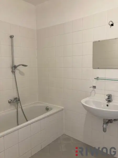 3 Zimmer-Penthouse-Wohnung mit Balkon in den grünen Innenhof gerichtet