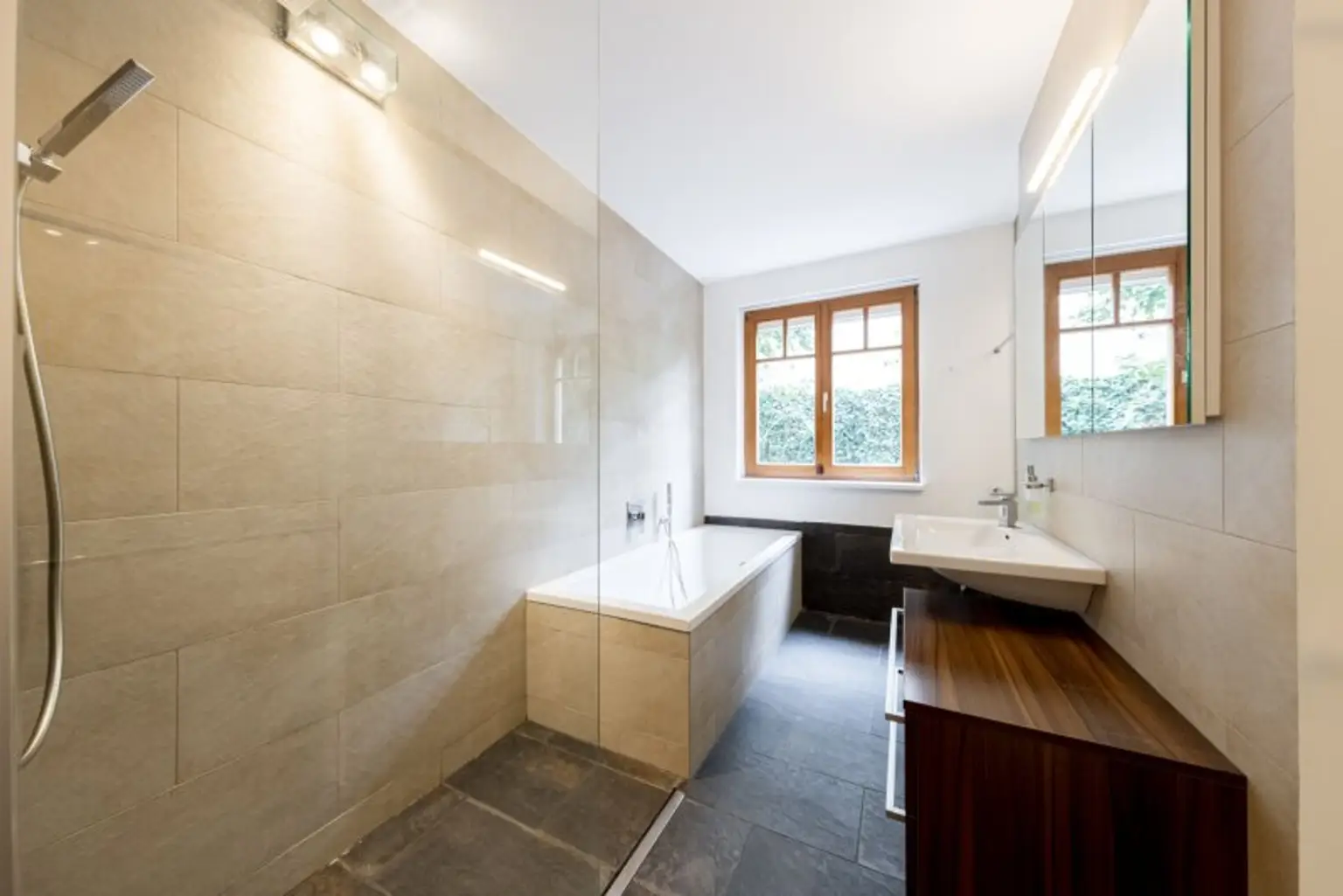 PURE ENTSPANNUNG! Riesiger Garten mit Blick ins Grüne I auch ideal f. gewerbliche Nutzung I Garage I Alarmanlage I