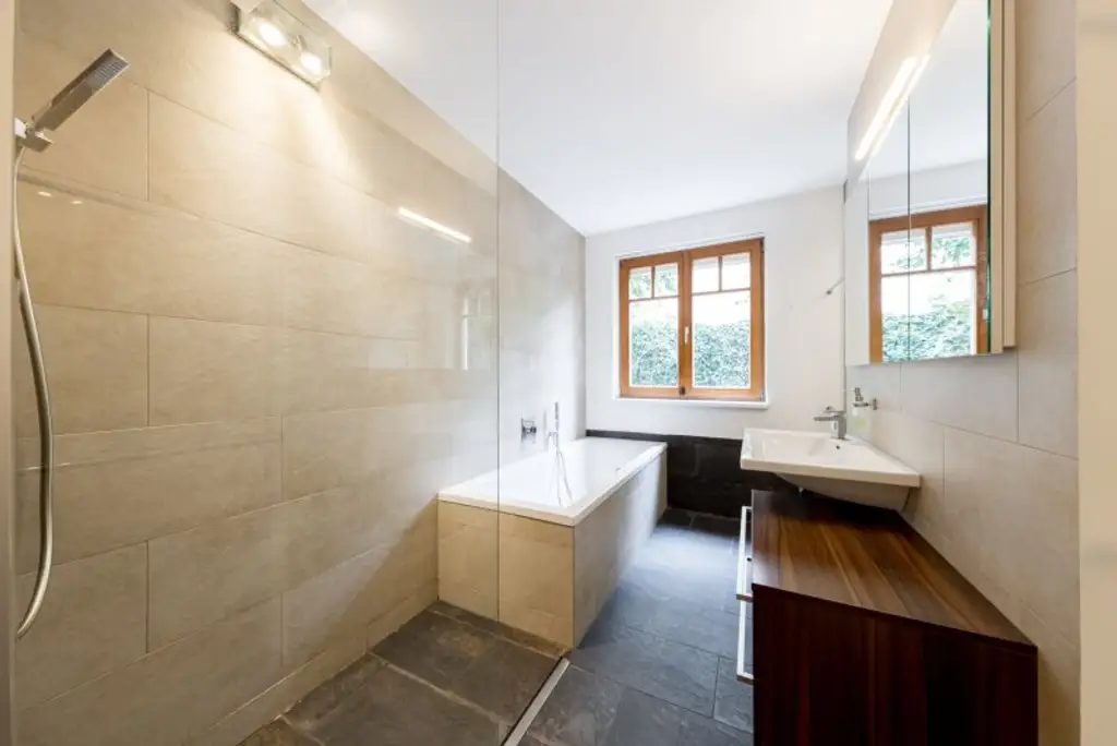 PURE ENTSPANNUNG! Riesiger Garten mit Blick ins Grüne I auch ideal f. gewerbliche Nutzung I Garage I Alarmanlage I