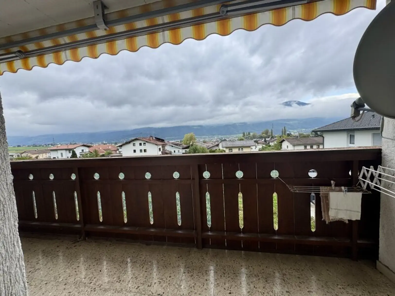 *geräumige 3 Zimmer Wohnung mit extra Küche und Balkon!  Super schöne Aussicht inkludiert!