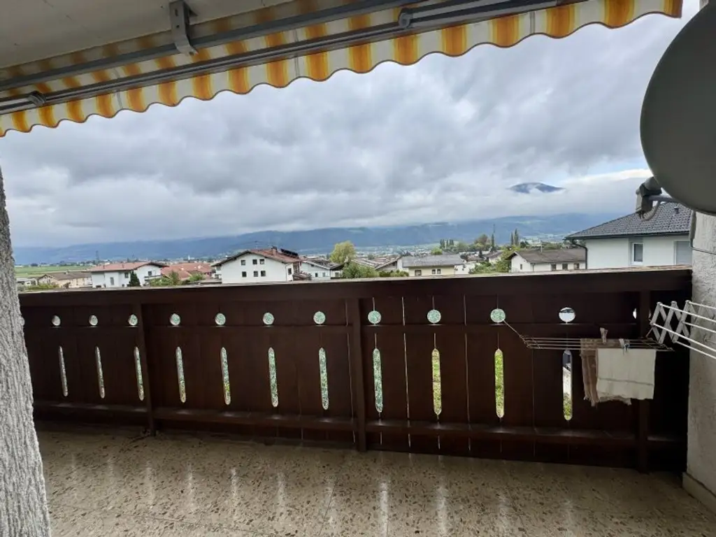 *geräumige 3 Zimmer Wohnung mit extra Küche und Balkon!  Super schöne Aussicht inkludiert!
