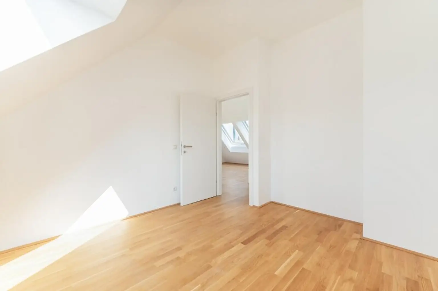 Anlegerwohnung | Befristet vermietete 4-Zimmer-Dachgeschosswohnung mit KFZ-Stellplatz im 10. Bezirk!