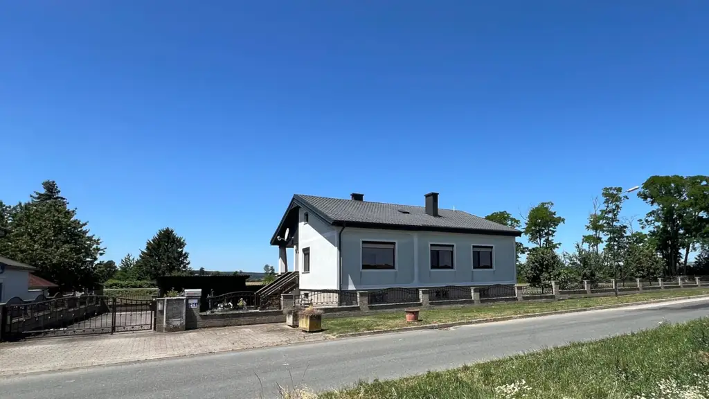 *ORTSRANDLAGE:* Wohnhaus mit sehr schönem, ebenen Garten und großzügigem Grundstück!