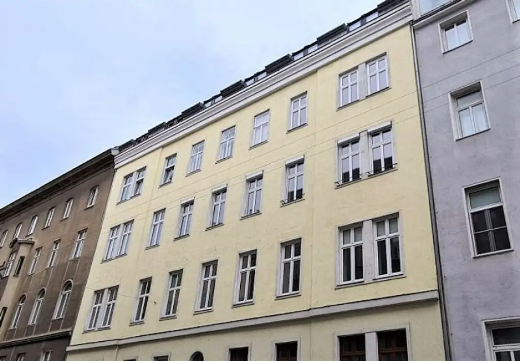 TERRASSENHIT, DACHGESCHOSS, 138 m2 Maisonette mit 45 m2 Terrasse, 3 Zimmer, Wohnküche, Wannenbad, Rembrandtstraße