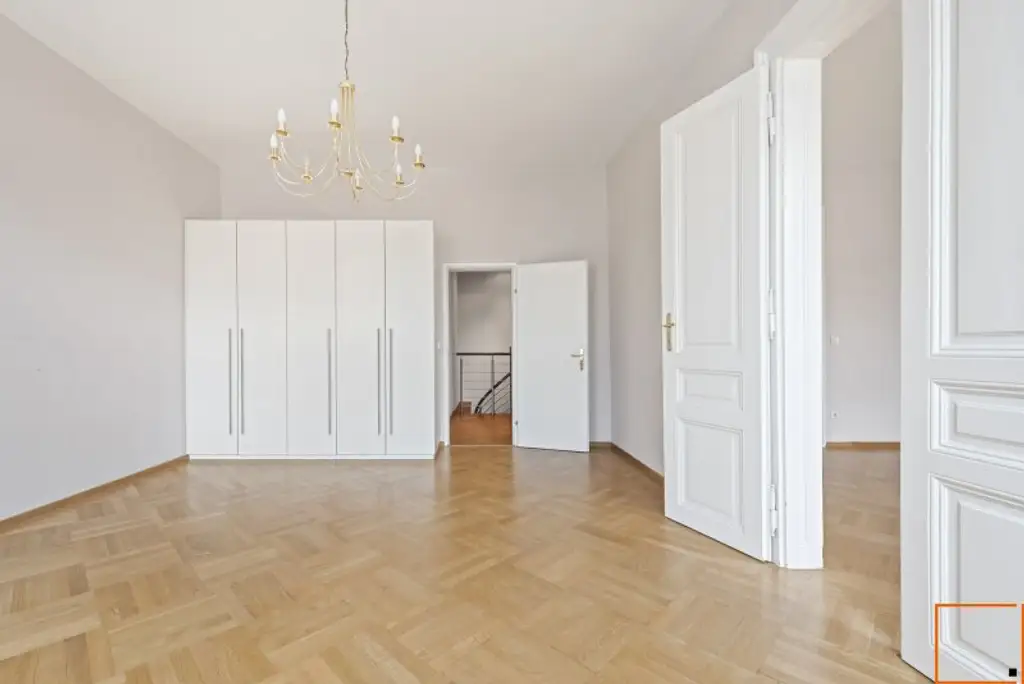 In Bestlage nahe Karmelitermarkt: Zentral begehbare Maisonette-Altbauwohnung in sehr gepflegtem Zustand und freiem Blick