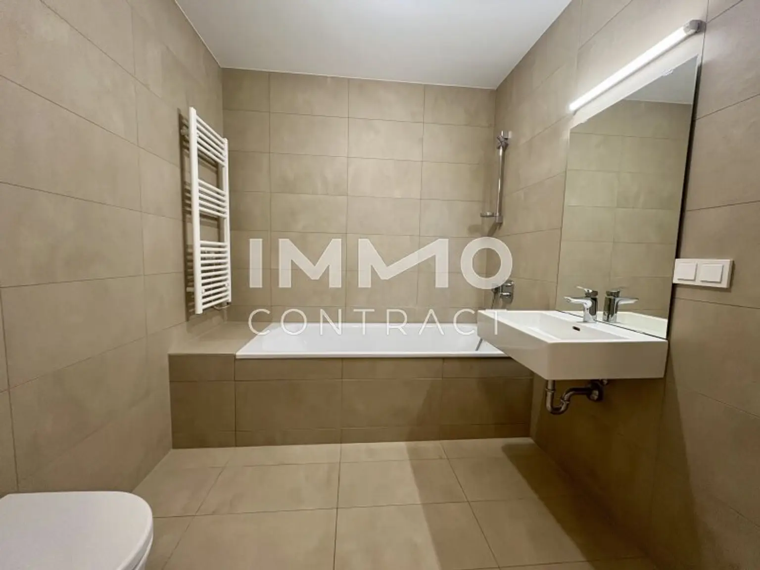 Badezimmer mit Badewanne und WC