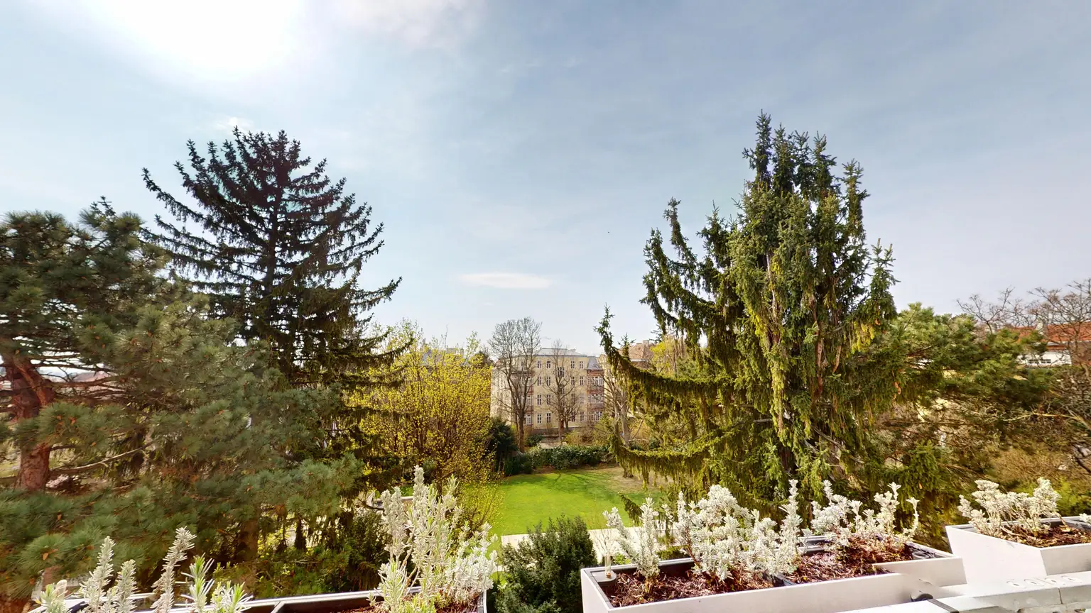 Cottageviertel I Traumhafte Dachwohnung im Jugendstil-Palais I Garagenplatz