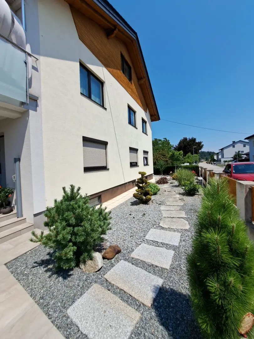 Wohnjuwel mit 2 Wohnungen (ca. 290 m² Wfl.), 2 Terrassen, Gartenareal mit Pool & Poolhaus - Neuzeug