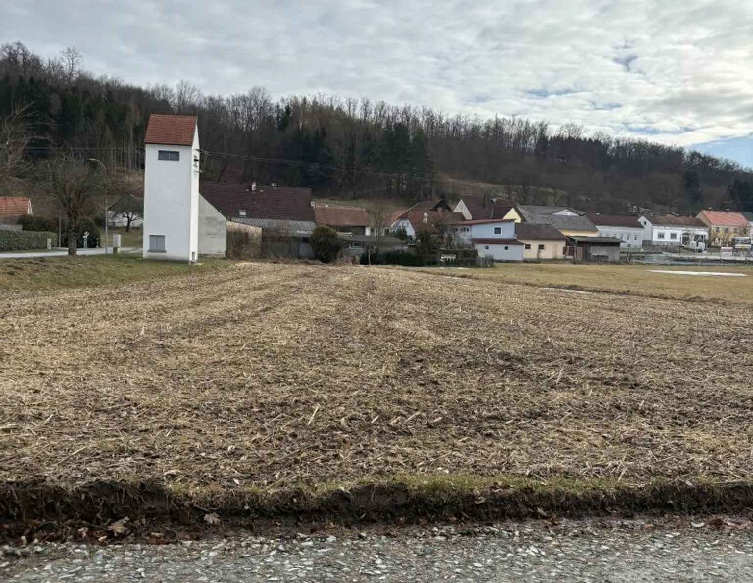 Sonniger Baugrund mit angrenzender Freifläche in ruhiger Lage