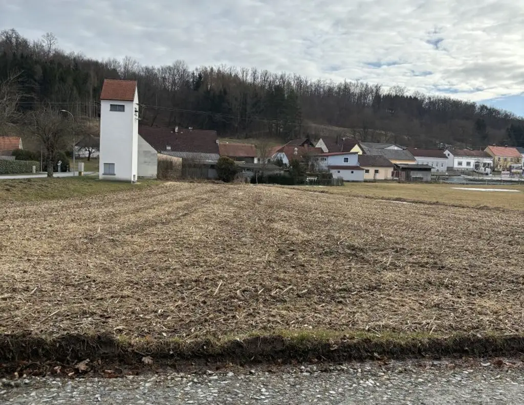 Sonniger Baugrund mit angrenzender Freifläche in ruhiger Lage