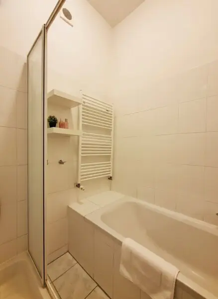 Badezimmer mit Wanne und Dusche