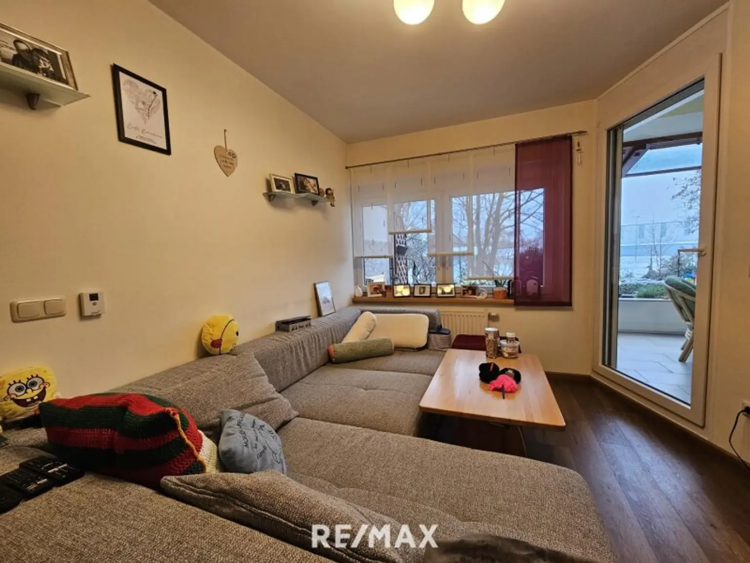 Wohnzimmer mit Zugang zur Loggia EG