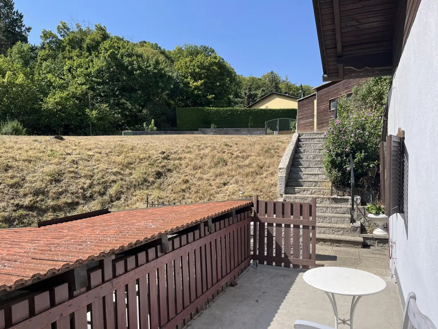 Ausblick von der Terrasse neben dem Carport