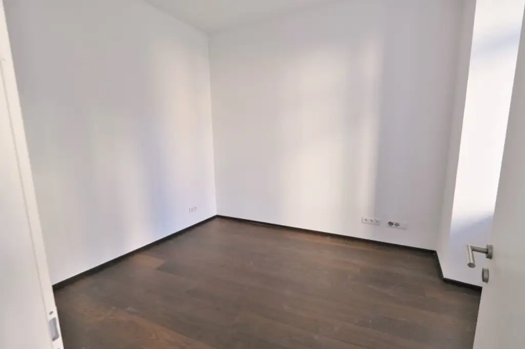 SIEBENBRUNNENPLATZ: Wohnküche + 2 Zimmer + 32 m² Terrasse (neben neuer U2-Station Reinprechtsdorfer Straße)