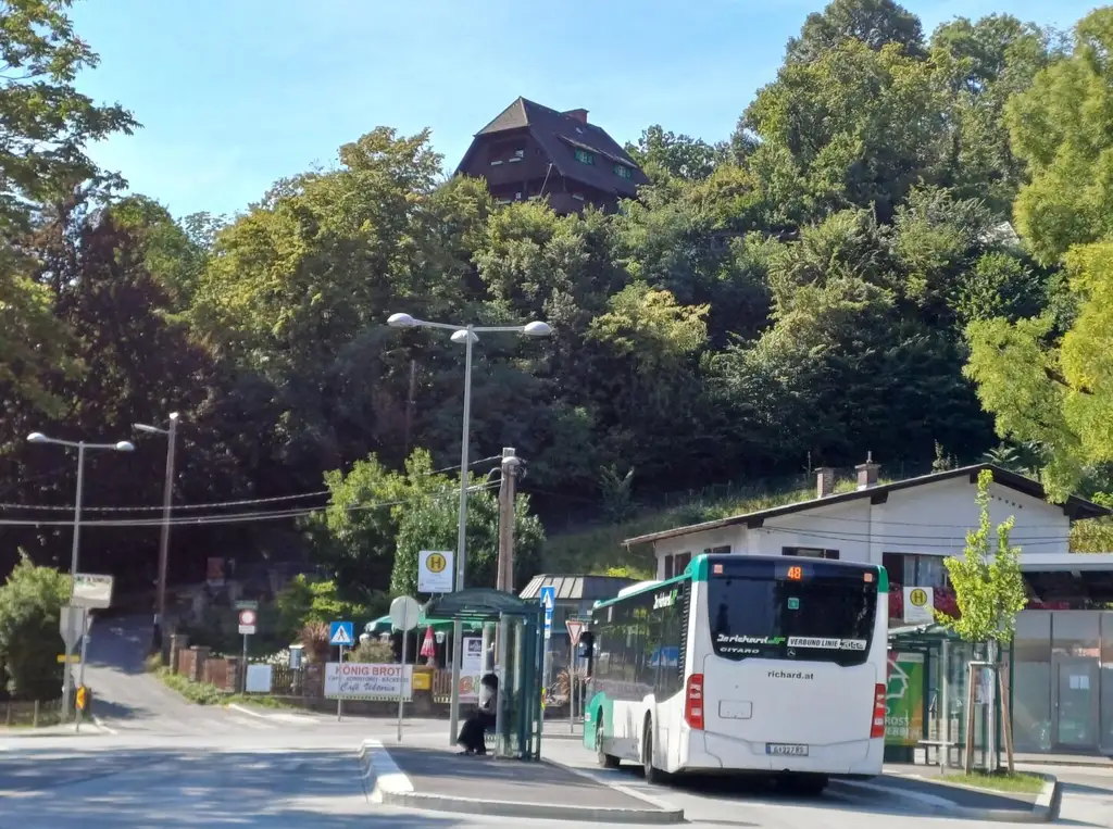 8051 Graz: Traumhafte Fernsicht von der südseitigen überdachten Loggia, Eigenes Gartenabteil