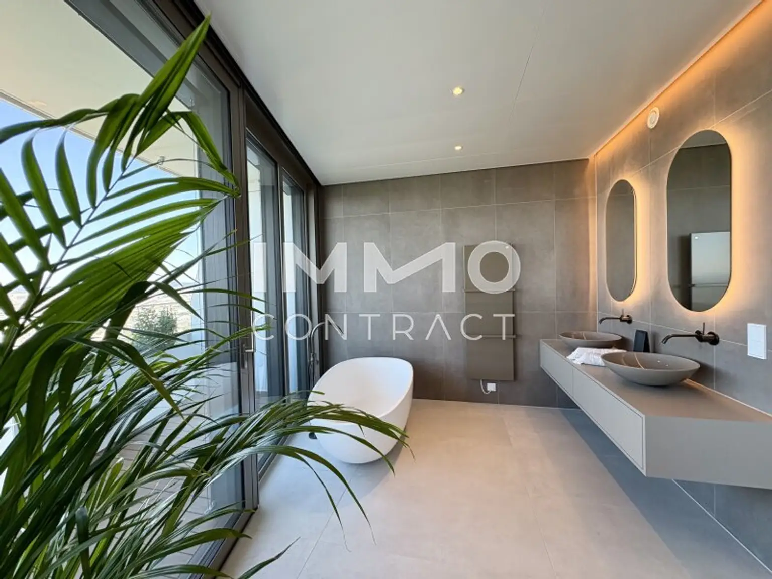 Badezimmer mit Badewanne und Dusche