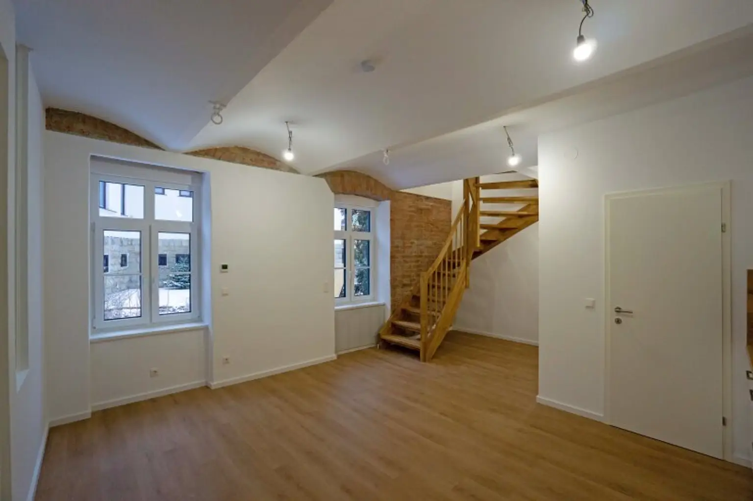 Wohnküche mit Echtholzstiege ins Dachgeschoß