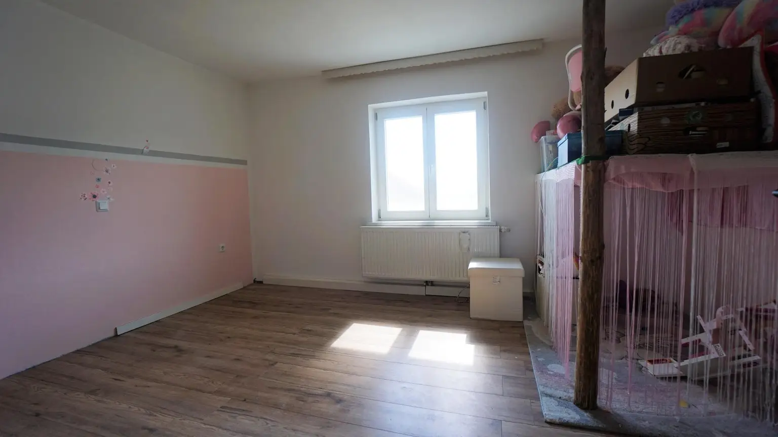 Bauernhaus mit Nebengebäude und Feldern in Durchham