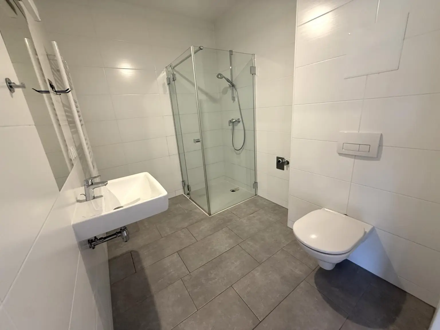 Günstige Neubauwohnung mit MEGA-SÜD-BALKON (11,77m²) nahe Akademiepark