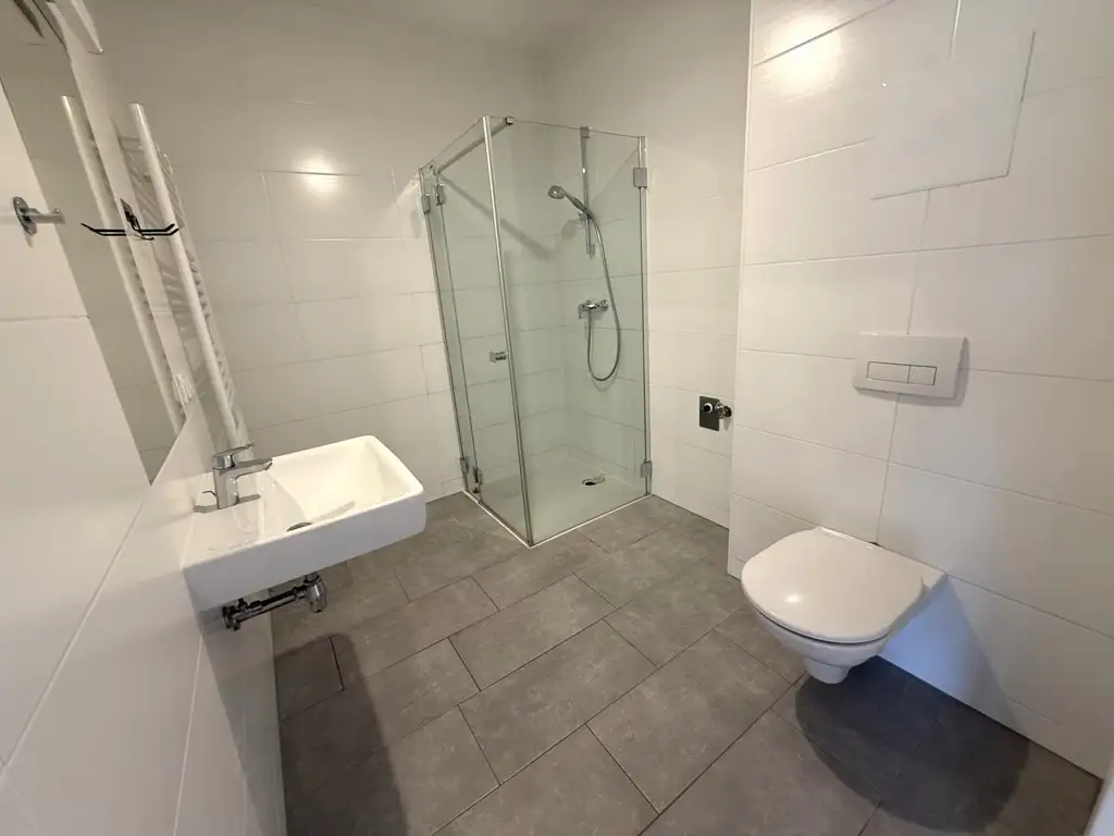 Günstige Neubauwohnung mit MEGA-SÜD-BALKON (11,77m²) nahe Akademiepark