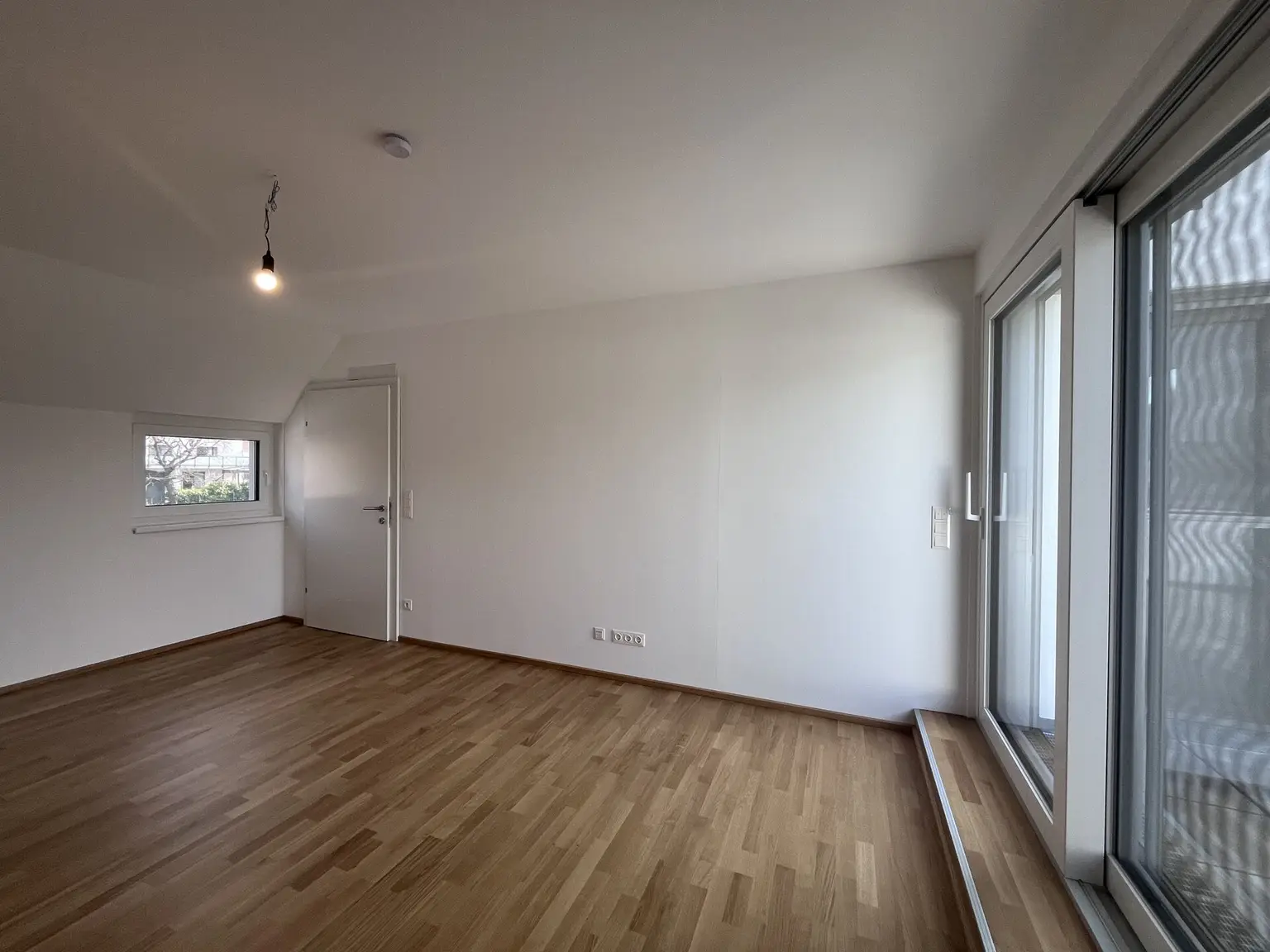 Erstbezug !! Traumhafte Doppelhaushälfte , Wohnkeller  mit Garten und 2 Stellplätzen!