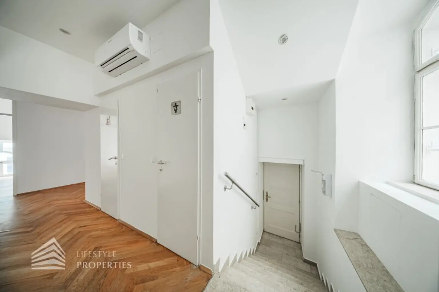Geräumiges 5-Zimmer Altbau Büro in Toplage