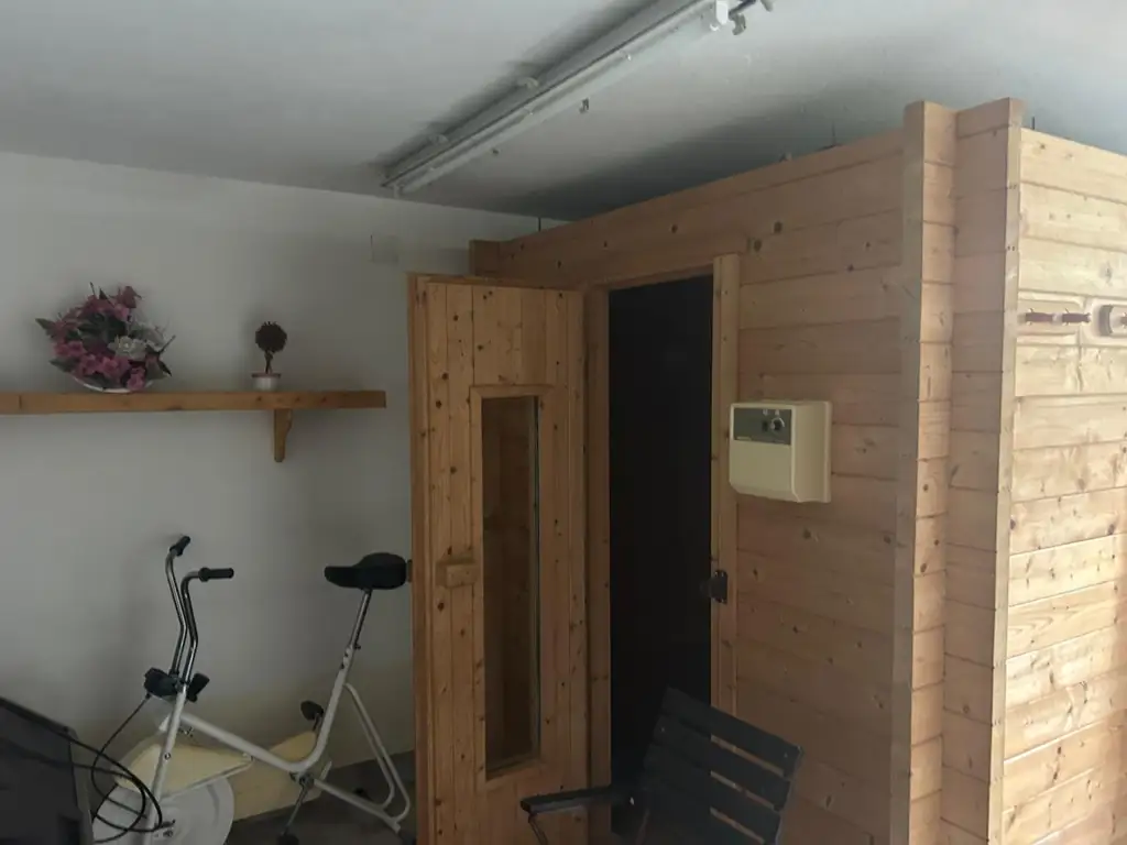 2 Familienhaus mit Pool und Outdoorküche/Poolhaus - Garage für 3 Autos -SOFORT VERFÜGBAR-DACHBODEN AUSBAUBAR
