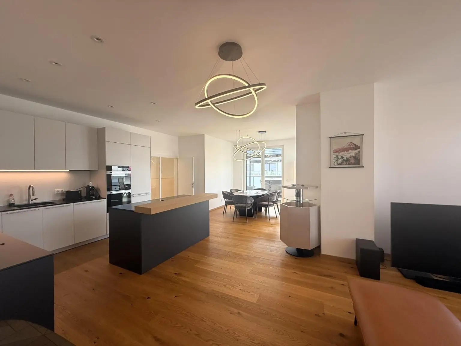 Luxus Penthouse mit Outdoor-Jacuzzi wird komplett möbliert vermietet // Luxury penthouse with outdoor Jacuzzi available for rent, fully furnished //
