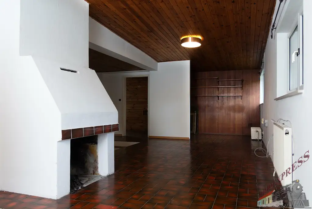 Architektenhaus mit Schwimmhalle in Ruhelage