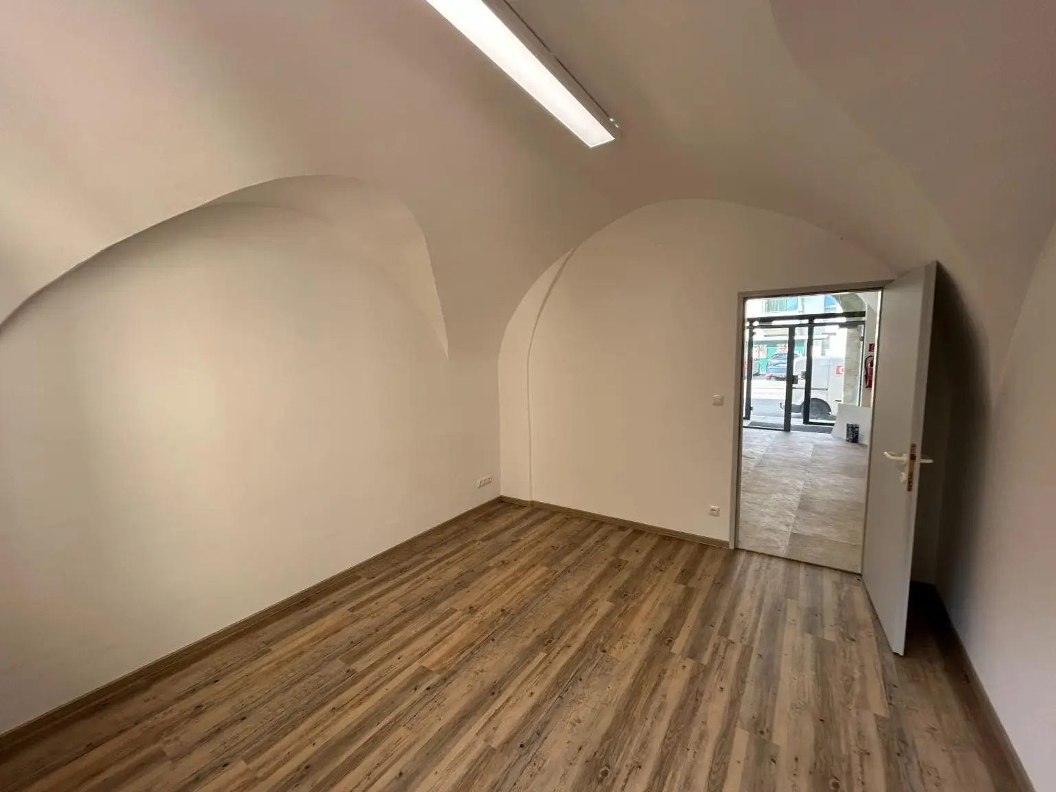 Repräsentatives Geschäftslokal am Hauptplatz von Laa an der Thaya – hell, großzügig & vielseitig nutzbar