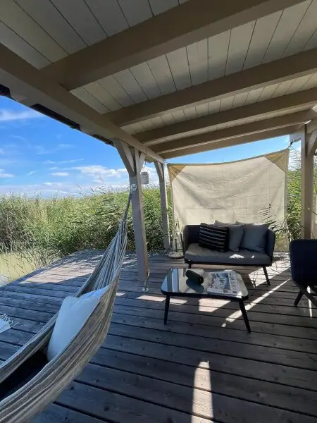 Neu adaptierte Spitzhütte in Toplage am offenen See