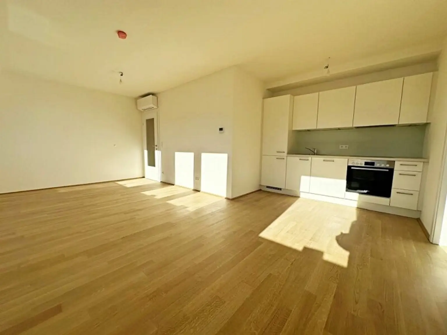 AUGARTEN-NÄHE, ERSTBEZUG, klimatisiertes 52 m2 Dachgeschoss, 2 Zimmer, Komplettküche, Duschbad, Parketten, Brigittenauer Lände