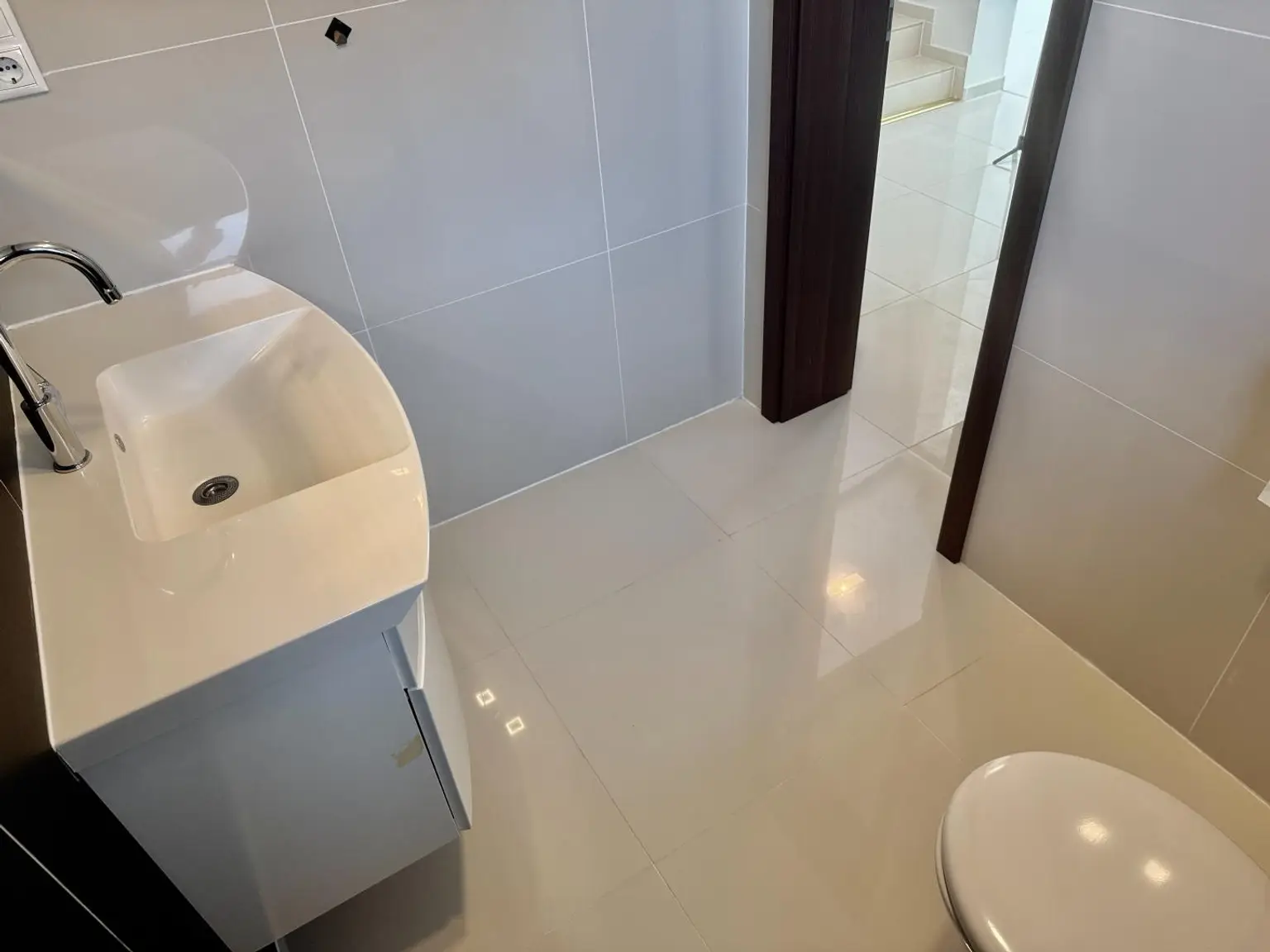 EG WC mit Waschtisch