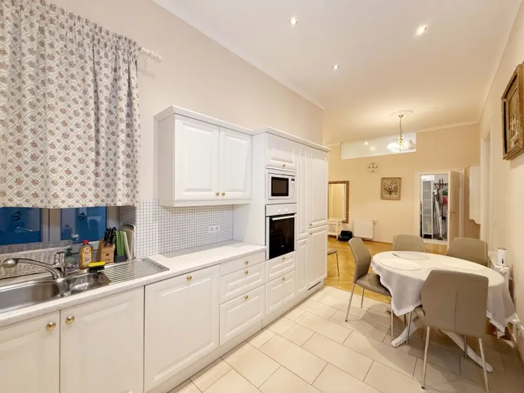 Fully furnished apartment - within walking distance to the 1st district, also available for short-term rentals.